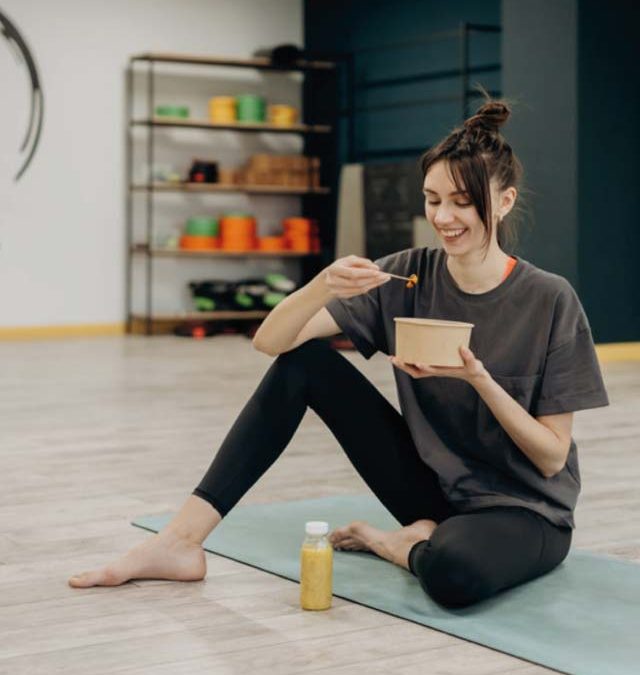 Femme en train de manger - salle de sport saint priest nutrition edifice sport club