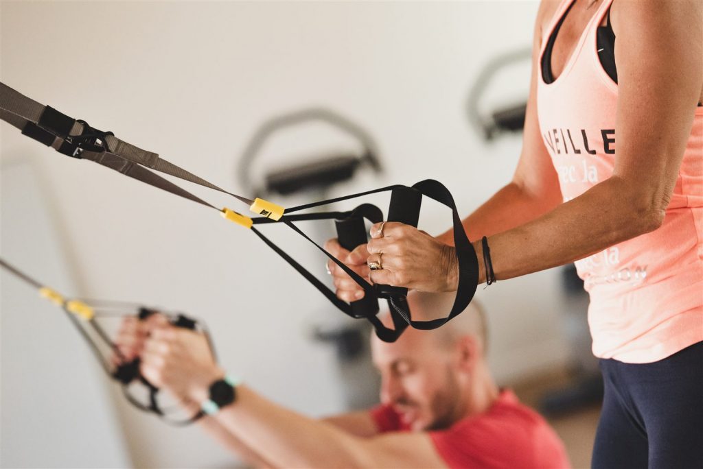 Séance de coaching individuel en suspension training avec un coach diplômé chez EDIFICE Sport Club