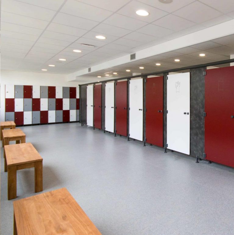 Vestiaires et douches accessibles aux élèves