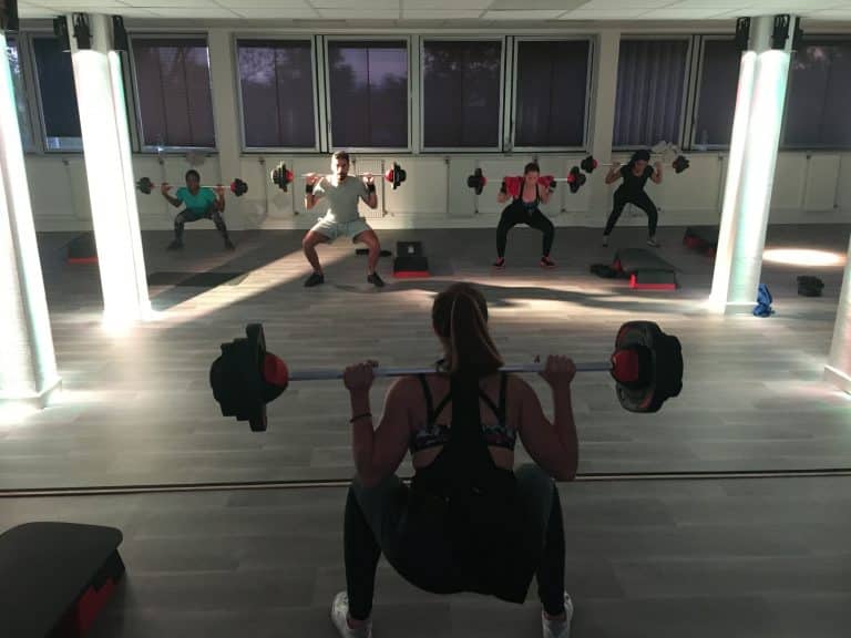 Cours collectif dans une salle de 150 m² chez EDIFICE Sport Club